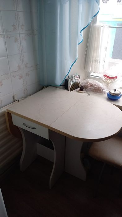 Продам стол кухонный  сост. отличный