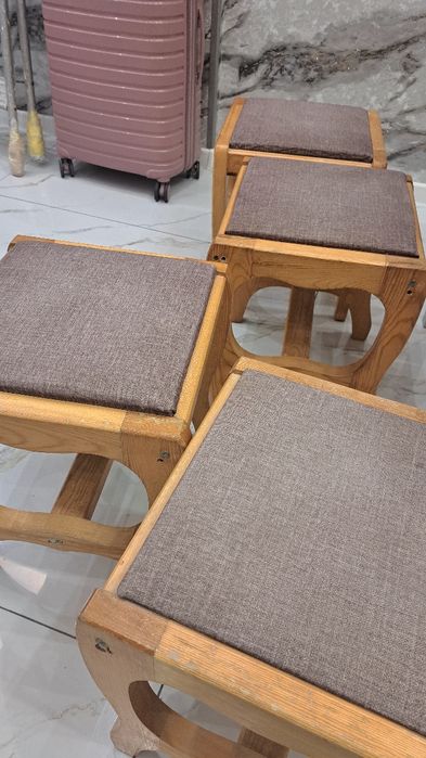 Продаётся стол и 4 табуретки.