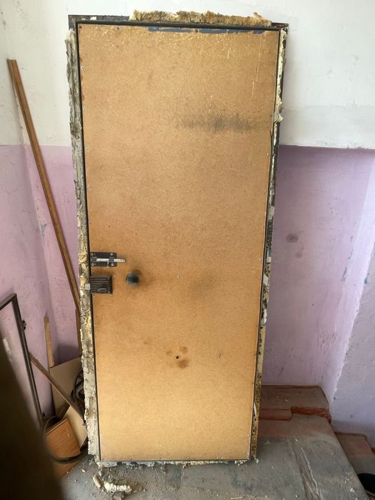 Дверь металлическая с замком