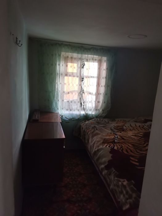 Продаётся дом (расположен вдоль главной дороги)