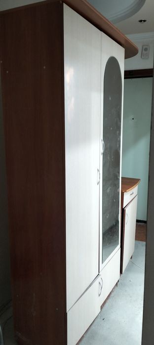 Шкаф с зеркалом и тумбой