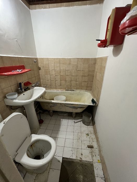 Продается 2х ком квартира на 2 этаже вдоль дороги на Вокзале УзГазОил