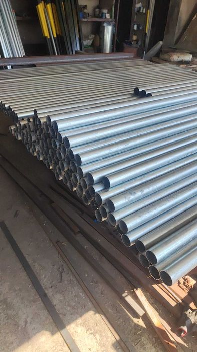 Поцинковани тръби - колове за ограда със 3 дупки двустранно.  Дължина 2 м Дебелина 2 мм Ф - 4.1 см