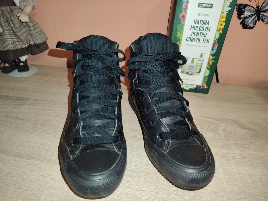 Încălțăminte unisex din piele in stare foarte buna de iarna ..Superbi