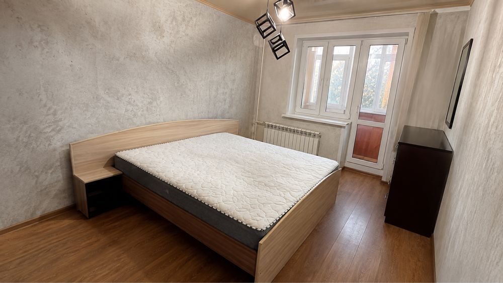 Продам кровать 160 см с матрасом