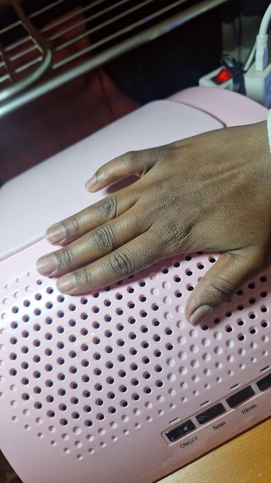 unghii albe cu french violet intens și strălucitor