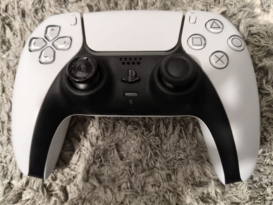 Vand PlayStation 5 achizitionat in anul 2023, impreuna cu 5 jocuri