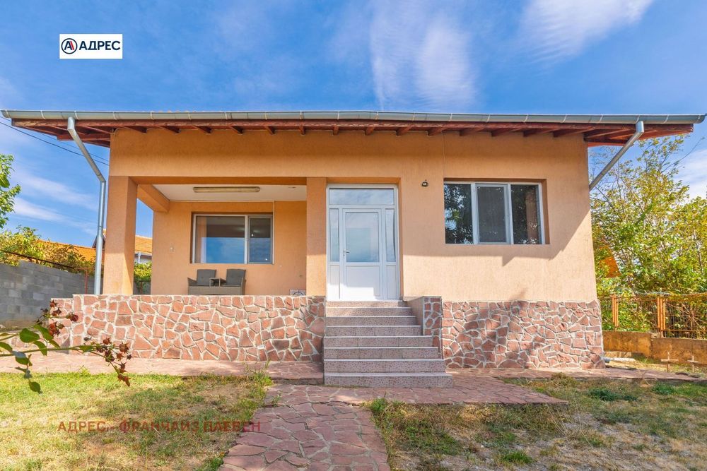 Дава се под наем Къща в с. Брестовец, Област Плевен - 206 кв.м за 665 € - Снимка #1