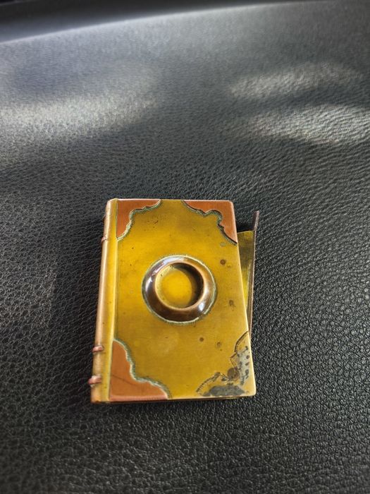 Brichetă antică de colecție din alamă în formă de carte - Art Deco