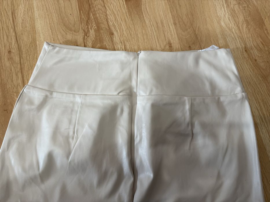 Нова кожена пола цвят много светло бежово