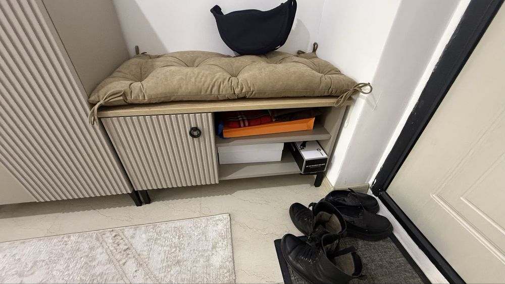 Комод с зеркалом и тумба для обуви