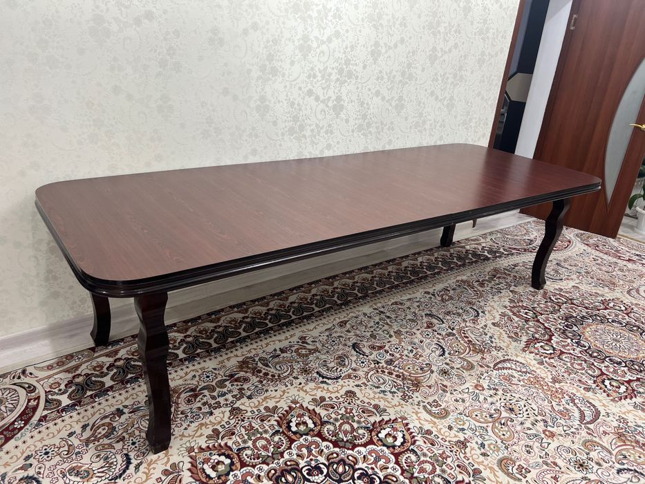 Большой столовый стол