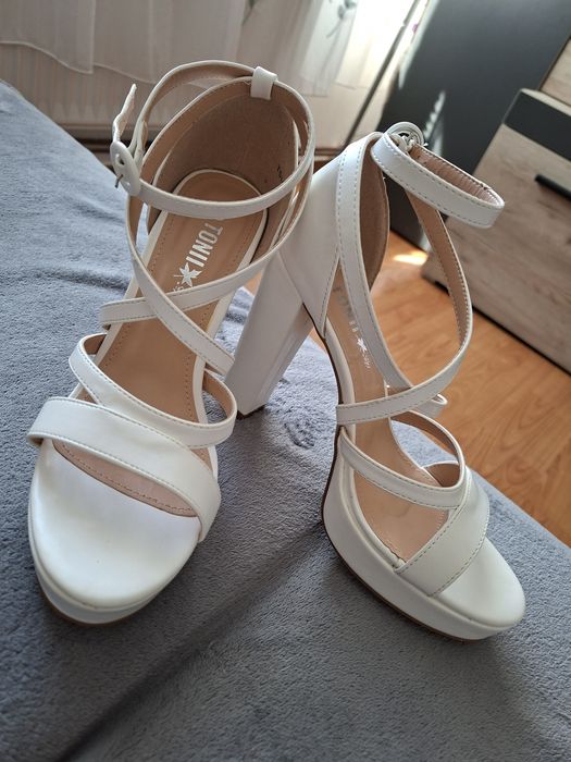 Sandale noi doar probate