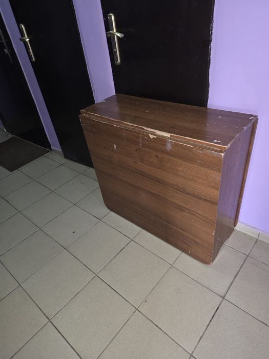 Отдам бесплатно стол книжку