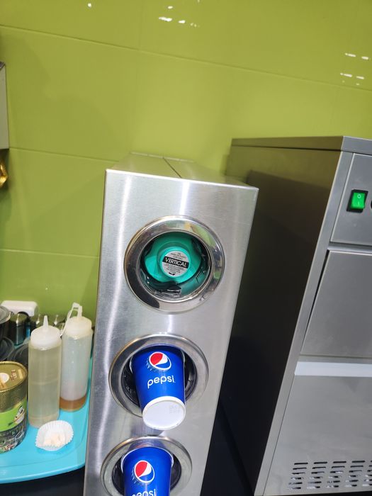 Диспенсер для стаканов