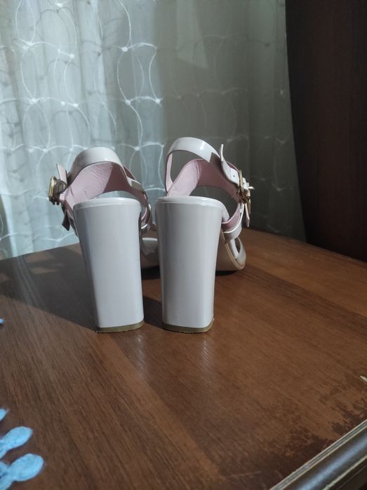 Ayollar shoxona oyoq kiyimi