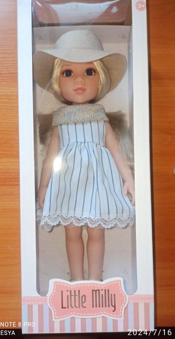 Элегантная новая кукла в коробке