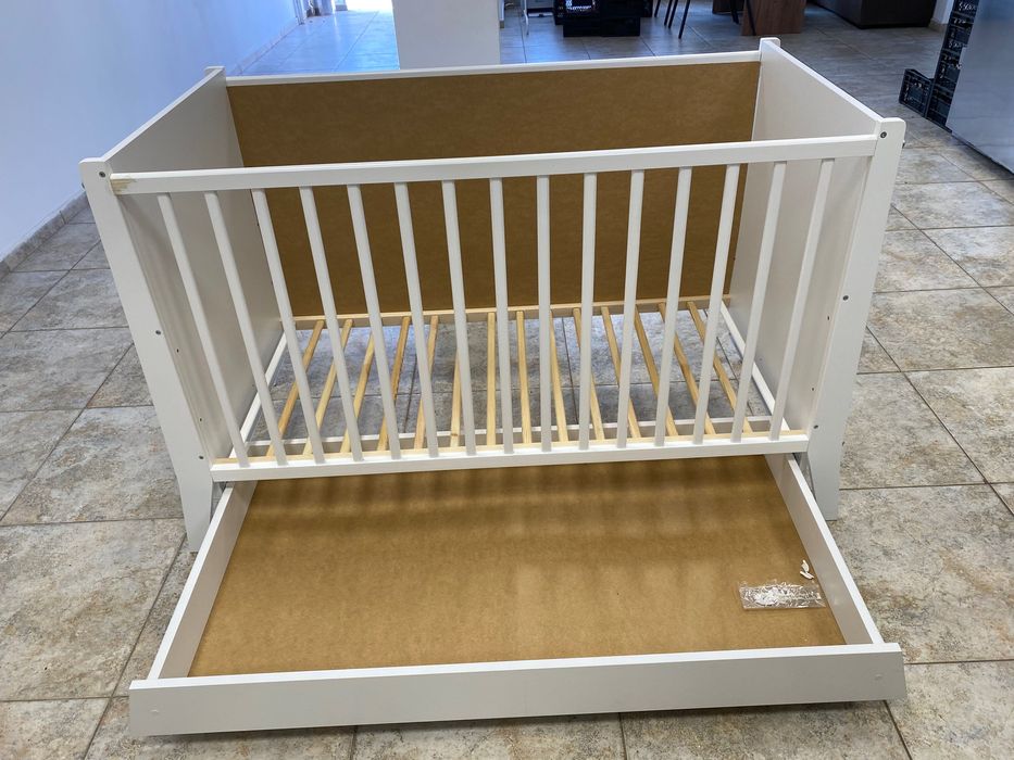 Продавам детско дървено легло