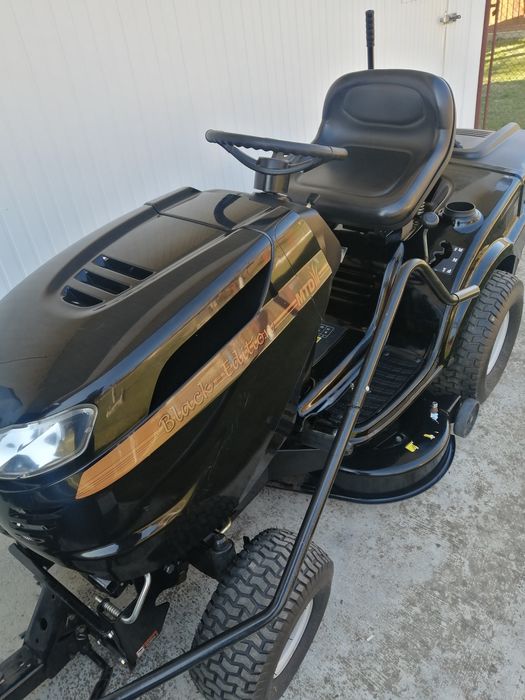 Tractoras gazon mtd black edition.