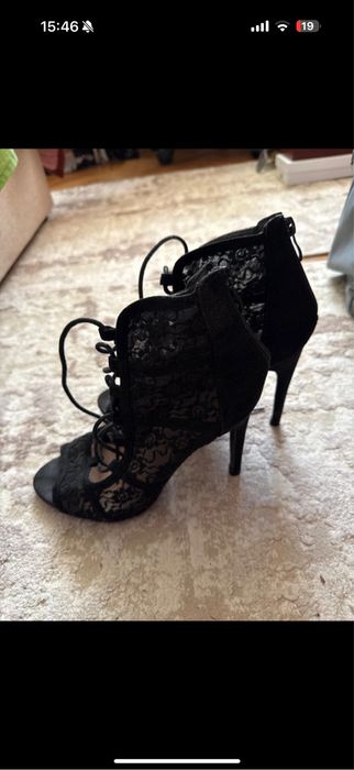 Vand pantofi negri cu dantela