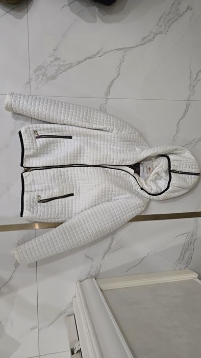 Продам куртки цена 1000/1500