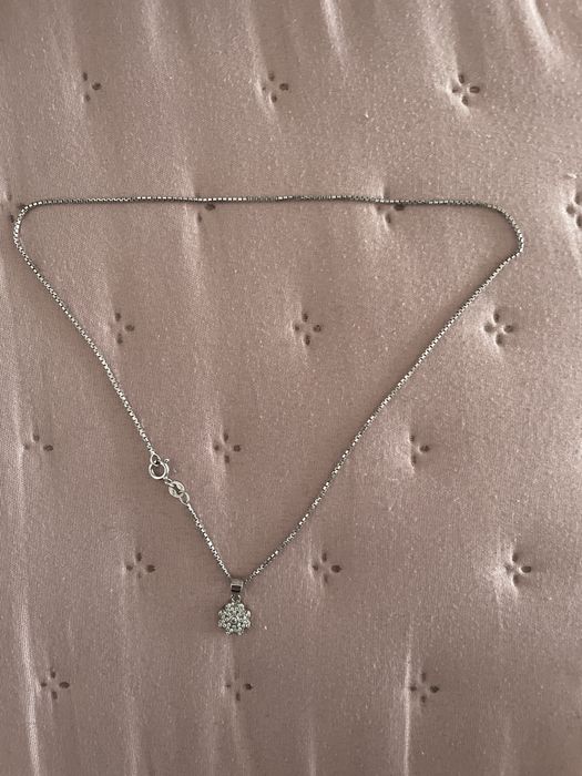 Lantisor argint 925 cu pandantiv floricica cu pietricele de zirconiu.