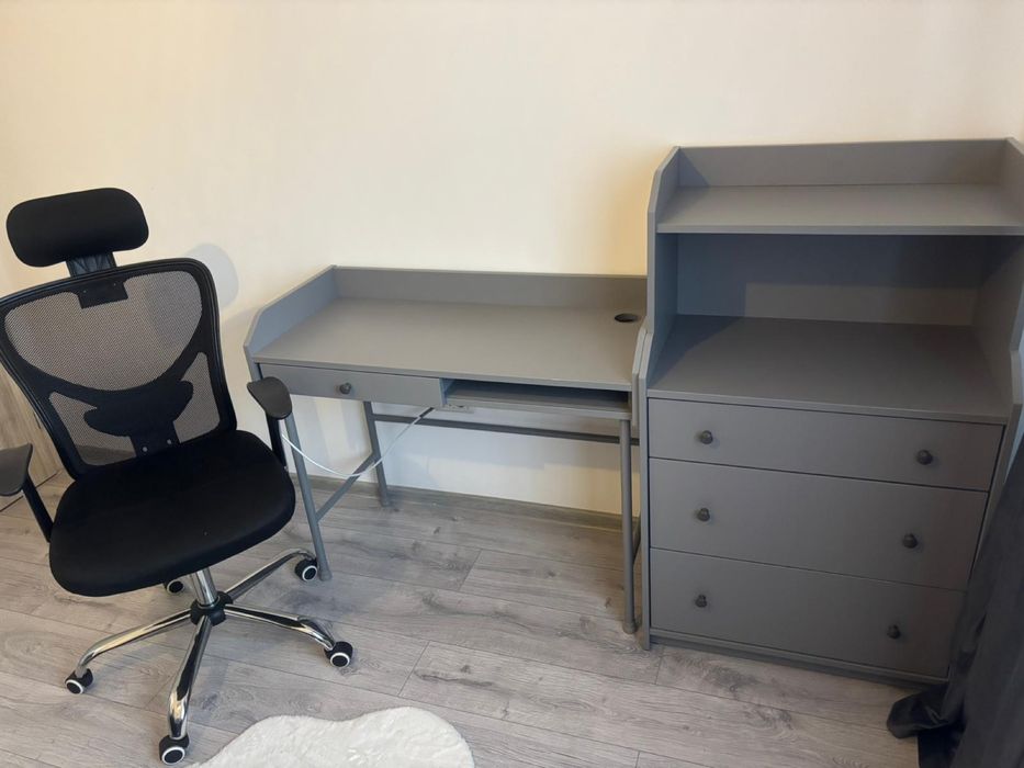 Se vinde comoda ,birou +scaun