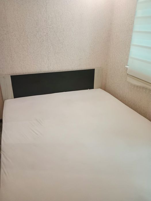 Спален с матрак и нощни скафсе