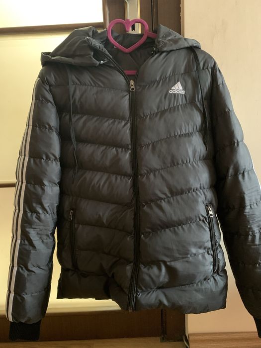 Продавам яке Adidas
