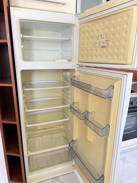 Хладилник с горен фризер