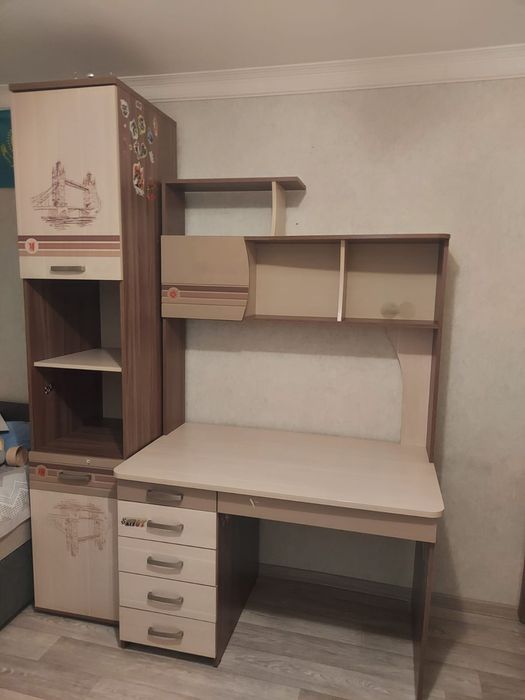 Стол и шкаф школьный
