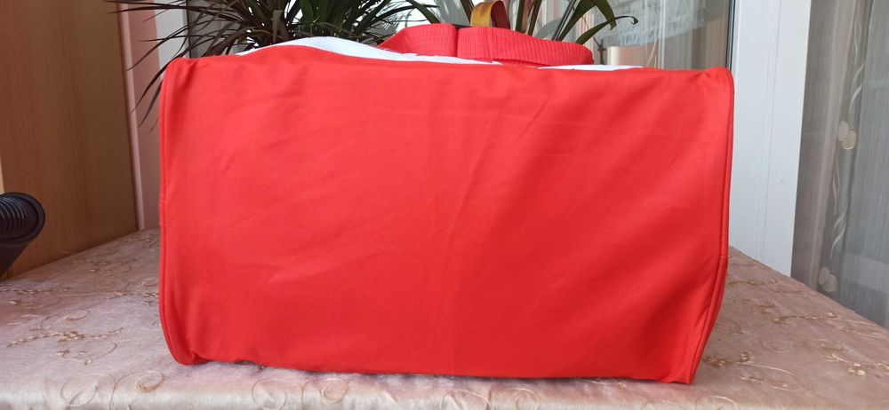 нов сак Kinder-20 лв, нов Hummel-15 лв, нова раница-20 лв.