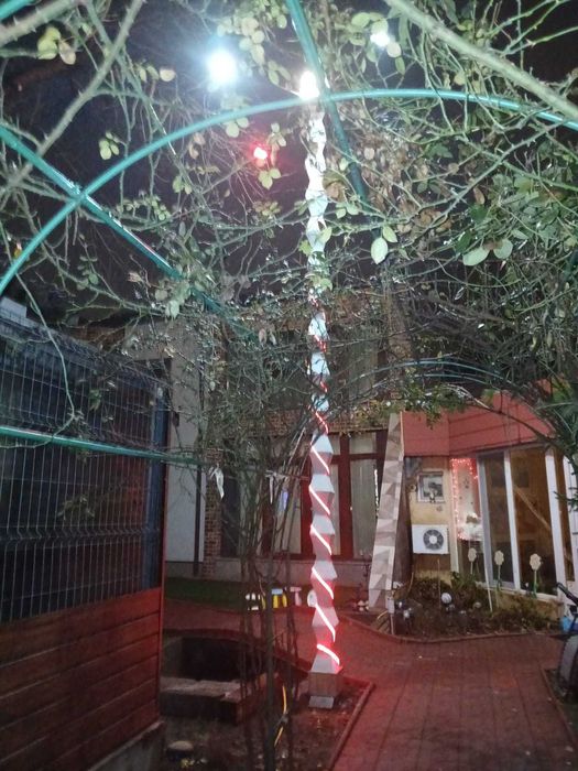 Coloana Infinitului – Stâlp de lumină sculptural, inspirație Brâncuși