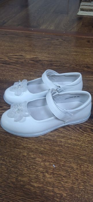 Продам нарядные туфли на девочку