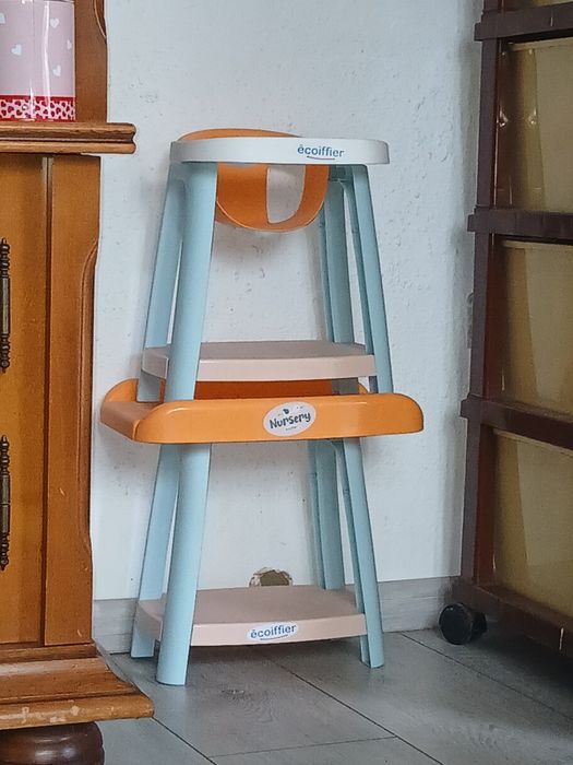 O masa de namcat petru bebelusi din jucarie în preuna cu o masa de schimb