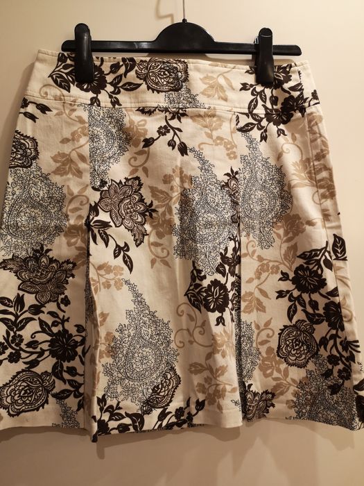 Vând 2 fuste mărimea M