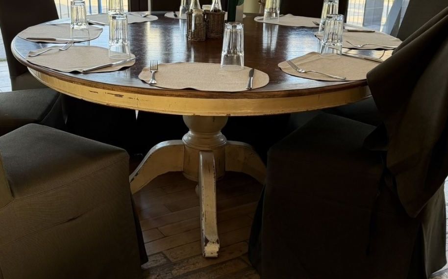 Кръгла маса от махагон