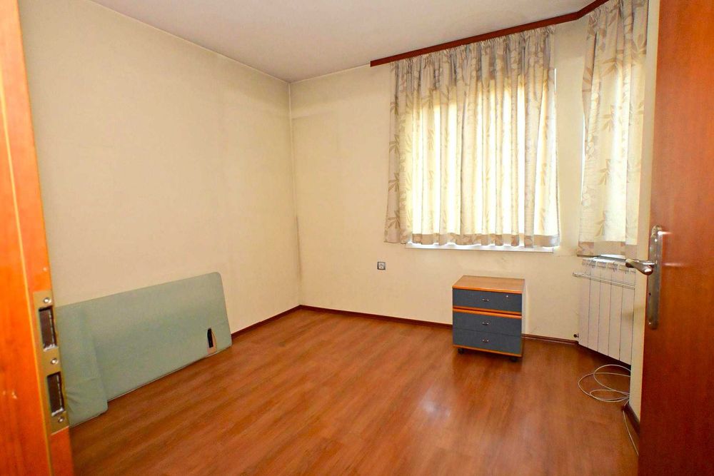 Тристаен тухлен апартамент с гараж в гр. Перник, кв. Димова махала