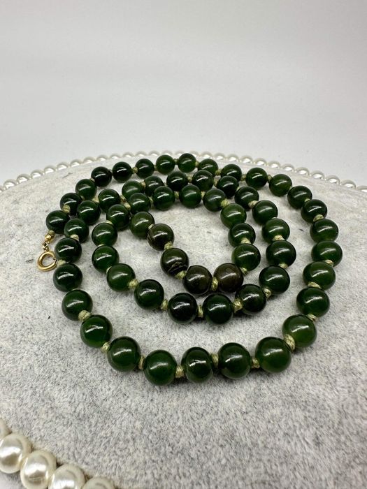 Colier cu jad verde si inchizatoare din aur de 18k
