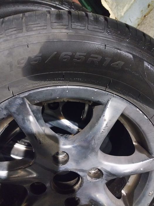 Продам диски с резиной комплект.