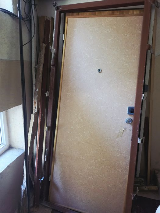Продам железную дверь для кв