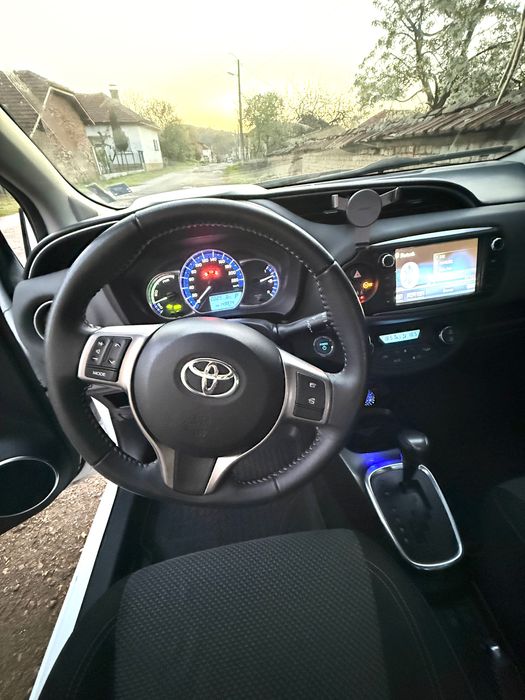 Toyota Yaris 1.5 Hybrid 2014г. Автоматик
