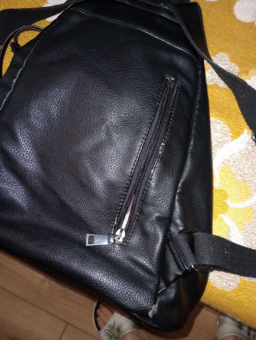 Дамска раница, черна. Отпред и отзад с цип.
