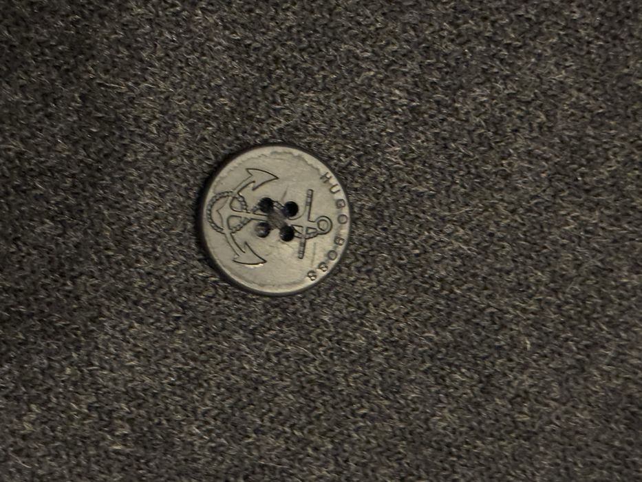 Vand haina/geaca  de  lana Hugo boss originala