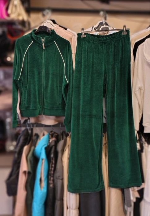 Топ Дамски екипи на супер цена Налични само Л размер