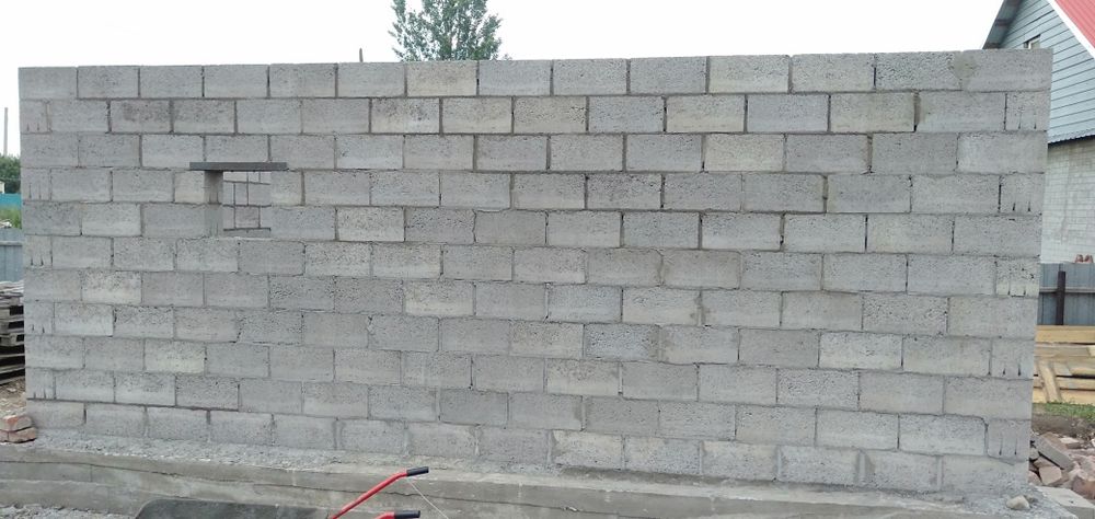 Каменщик, кладка кирпича