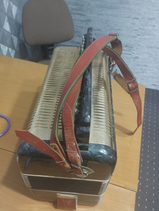 Баяны СССР и футляры.