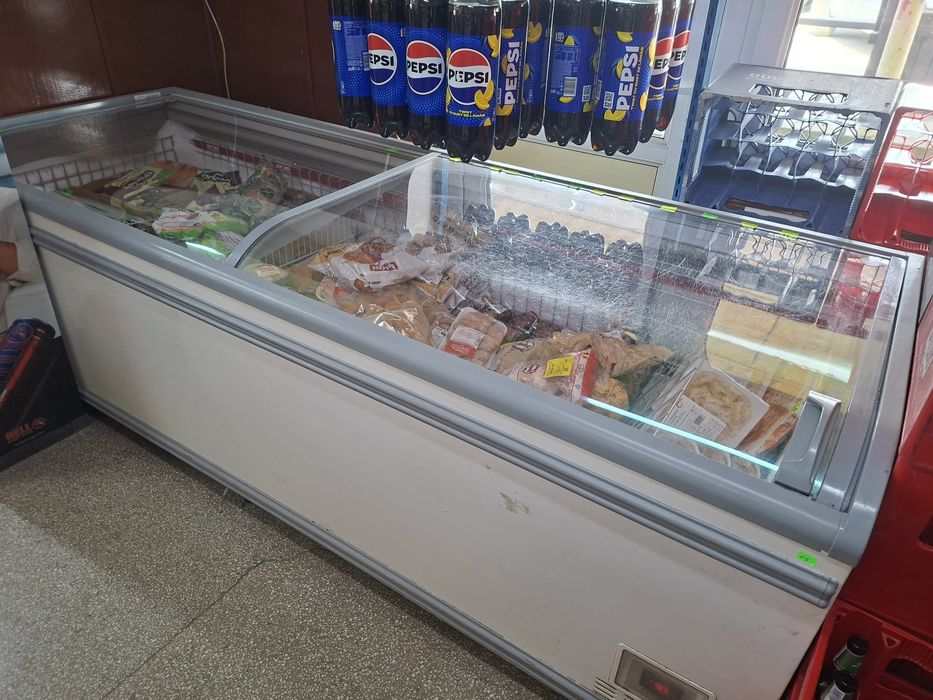 Vand vitrina congelate