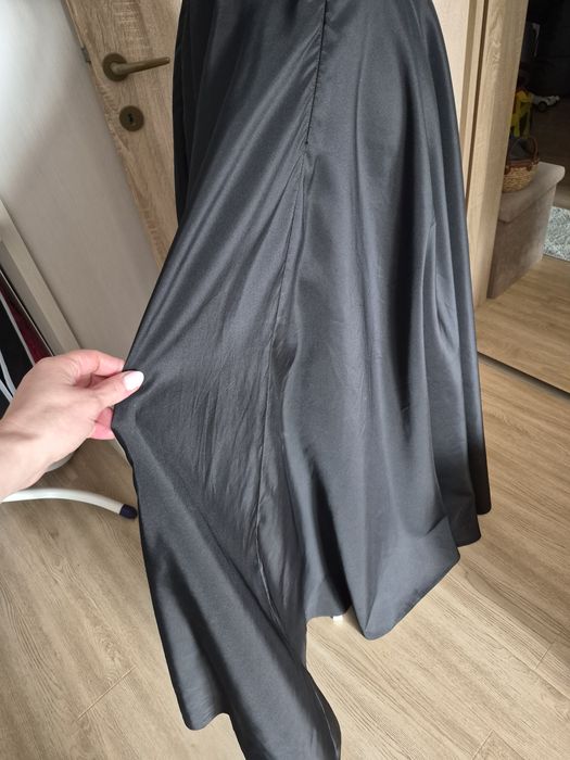 Rochie bal,are buzunare si o despicatura pe picior,este superba!
