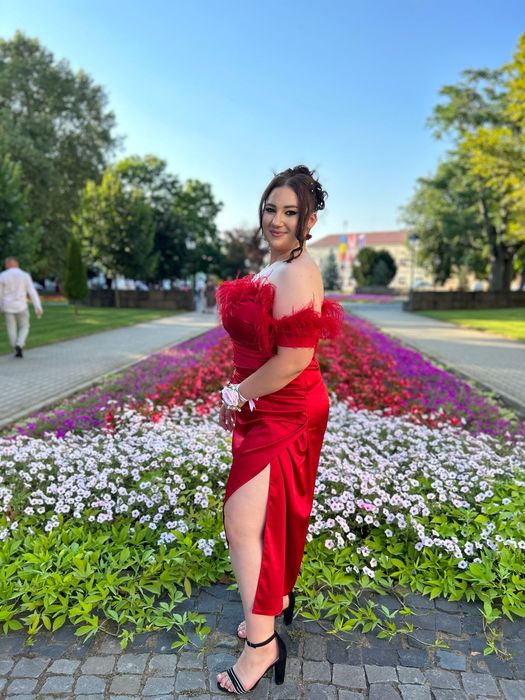 Rochie rosie cu pene